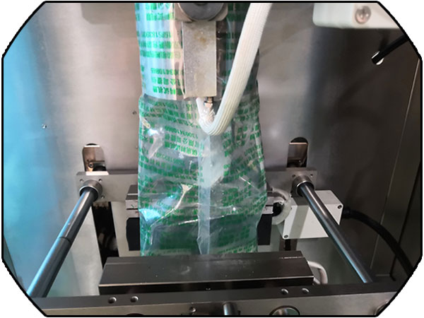 自动化香菇酱包装机加工流水线实拍图